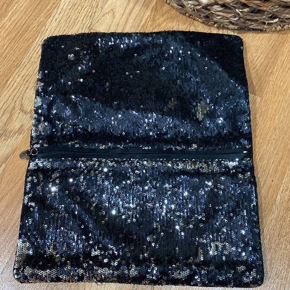 BCBGMAXAZRIA BAG - Picture 2 of 4